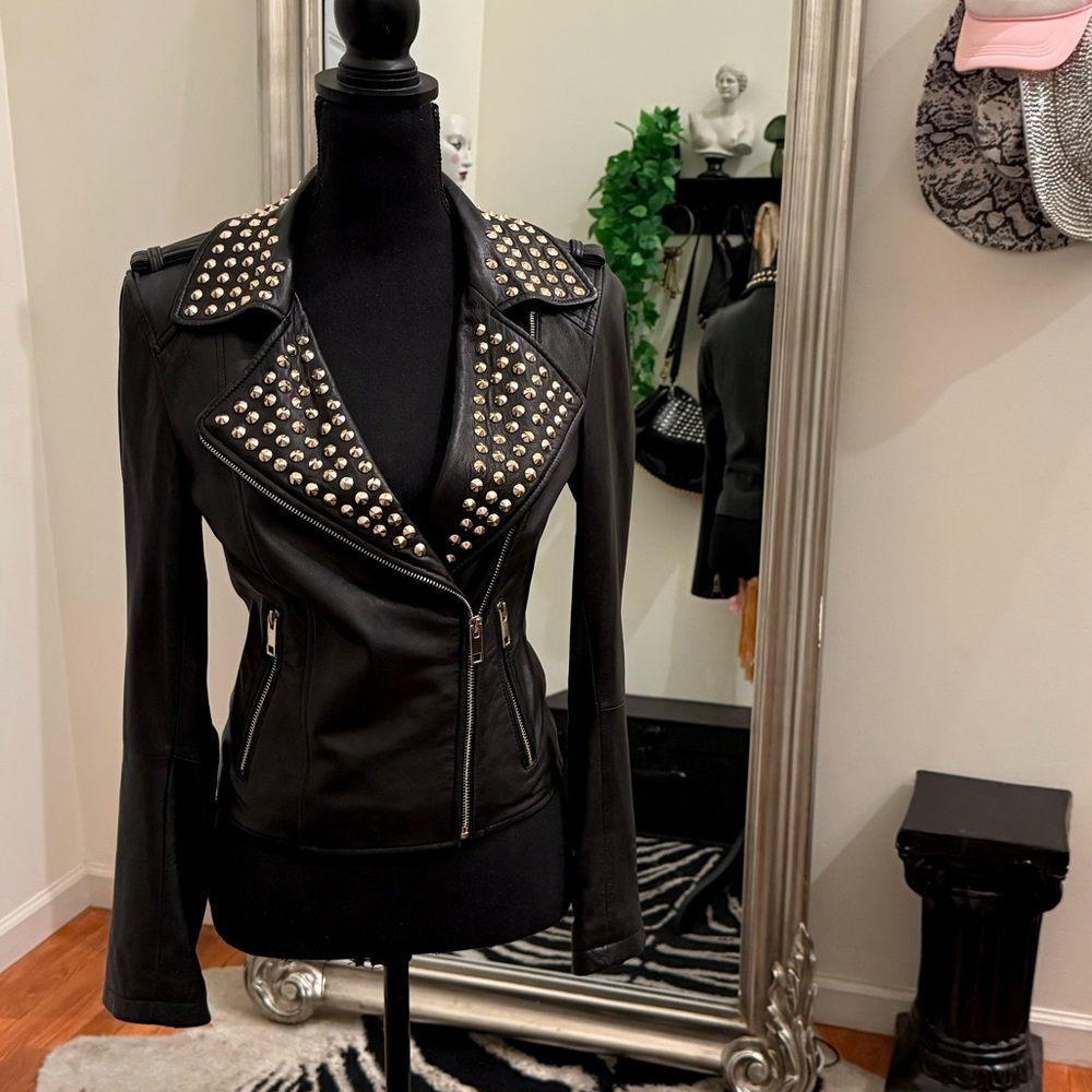 FOREVER 21 LEATHER STUDDED JACKET ♥︎
• RARE PIECE • GOLD SPIKES • QUALITY •